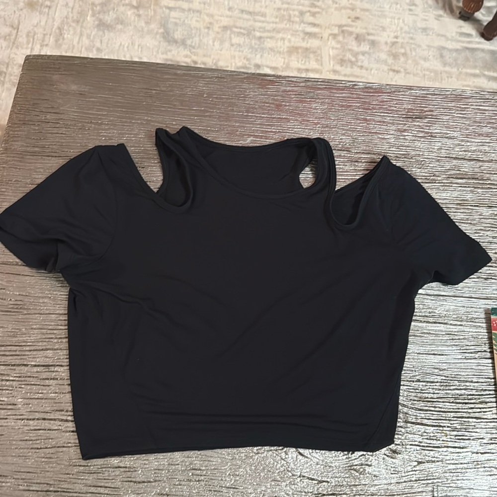 Lululemon short t-shirt cropped soft materiall cuts shoulder small size